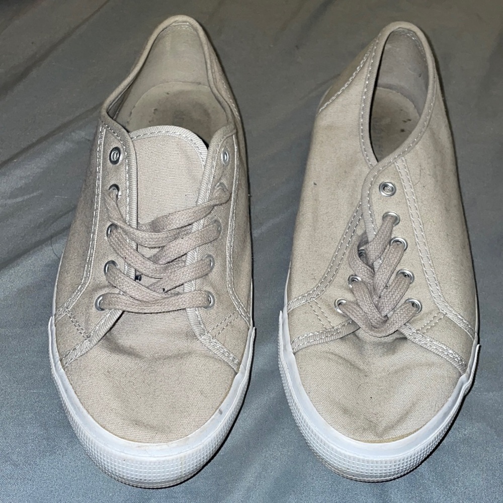 Light tan/beige/khaki sneakers